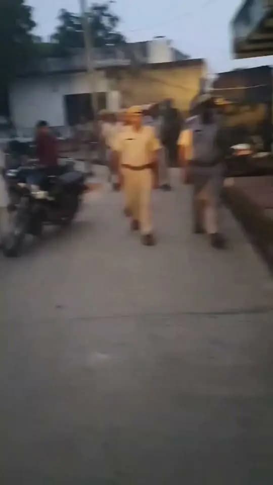 आज पुलिस अधीक्षक श्री शरण गोपीनाथ के निर्देशन में डीग जिले के समस्त थाना क्षेत्रों एवं संवेदनशील गाँवों में आगामी त्योहारों व पंचायती राज चुनावों को शांतिपूर्ण, निष्पक्ष व सौहार्दपूर्ण वातावरण में संपन्न कराने के उद्देश्य से पुलिस बल द्वारा व्यापक स्तर पर फ्लैग मार्च आयोजन किया।
#FlagMarch
#DeegPolice
#RajasthanPolice
Rajasthan Police