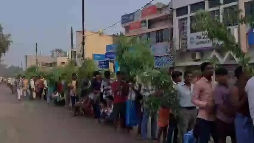 महागामा: सप्तमी पूजा पर महागामा प्राचीन दुर्गा मंदिर में उमड़ा श्रद्धालुओं का सैलाब, झाड़ू देने के लिए सुबह चार बजे से लगी कतार