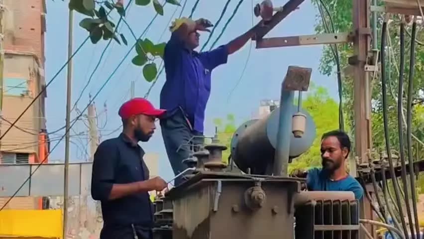 डुमरांव: डुमरांव थाना के पास ट्रांसफार्मर खराब, 4 घंटे से बिजली गुल; मरम्मत के लिए आरा से विशेष एमआरटी टीम बुलाई गई