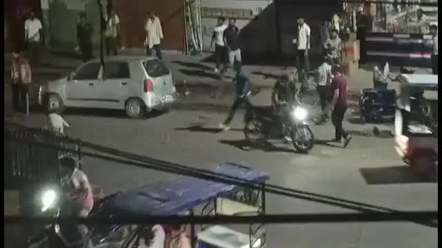 मुरैना नगर: मुरैना में CM के जाते ही सांडों का आतंक, MS रोड पर भिड़ंत में वृद्ध लहूलुहान; निगम पर सवाल, वीडियो वायरल