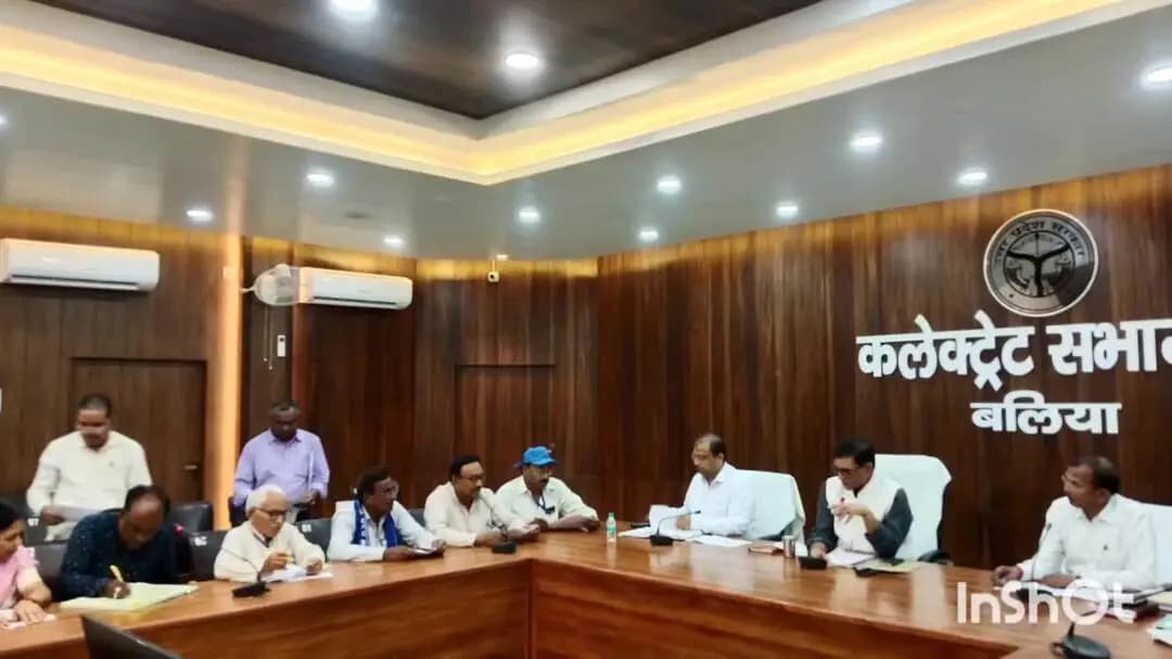 बलिया: मतदाता सूची पुनरीक्षण को लेकर डीएम ने राजनीतिक दलों के साथ की बैठक की