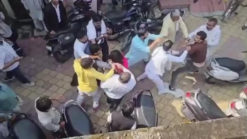 मुज़फ्फरनगर: कचहरी में पति की दबंगई, महिला और उसके भाई से मारपीट का वीडियो वायरल, दहेज उत्पीड़न के मुकदमे की तारीख पर पहुंची थी महिला