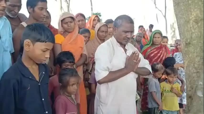 मधेपुरा: भेलवा में पेड़ पर दिखी भगवान जैसी आकृति, दर्शन के लिए उमड़ी भीड़, दो पेड़ों के आपस में सटे होने से बना अनोखा दृश्य