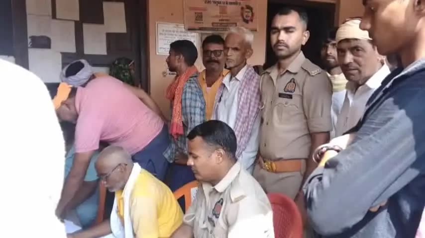 बैरिया: दयाछपरा में डीएपी के लिए किसानों की भीड़ उमड़ी, पुलिस की निगरानी में वितरण शुरू