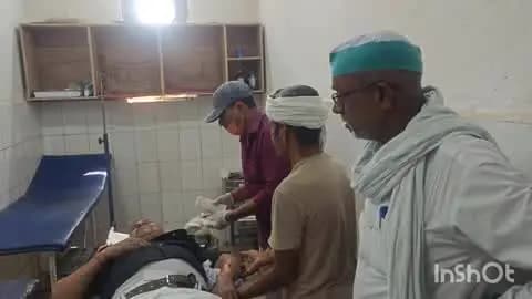 बिंदकी: भवानीपुर व कोरवा गांव के बीच रोड किनारे खड़ी पिकअप गाड़ी से टकराकर बाइक सवार गंभीर घायल, रेफर