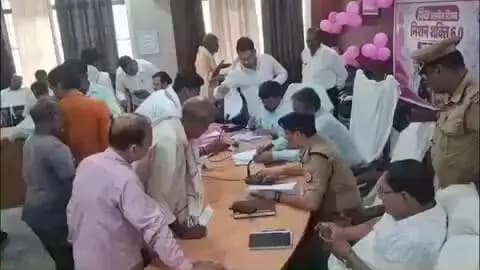 कायमगंज: कायमगंज तहसील के संपूर्ण समाधान दिवस पर सीडीओ और एसडीएम ने फरियादियों की समस्याएं सुनीं, समाधान के दिए निर्देश
