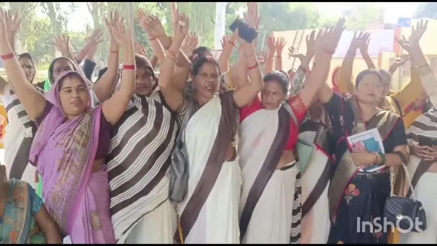 जलालाबाद: जलालाबाद में आशाओं का धरना प्रदर्शन चौथे दिन भी जारी, अधिकारियों ने नहीं ली सुध