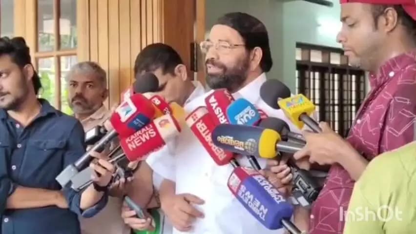 കോട്ടയം: മുഖ്യമന്ത്രിയുടെ മംഗലാപുരം യാത്രയിൽ ദുരൂഹതയുണ്ടെന്ന് മുൻമന്ത്രി വാസവൻ കോട്ടയം ജില്ലാ ഓഫീസിൽ പറഞ്ഞു