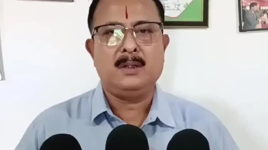 সাপেখাতী: সমগ্ৰ অসমবাসীলৈ শাৰদীয় দুৰ্গোৎসৱৰ শুভেচ্ছা চৰাইদেউ জিলা কংগ্ৰেছৰ সভাপতি উৎপল গগৈৰ।