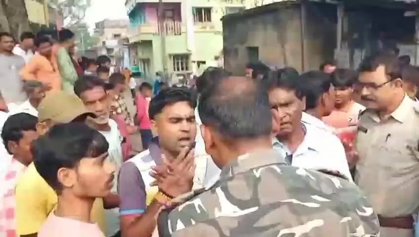 পুঞ্চা: পুঞ্চার ধাদকি মোড়ে ড্রেনের দুর্গন্ধযুক্ত জল রাস্তায় ছড়িয়ে পড়ায় অবরোধ রাজ্য সড়ক