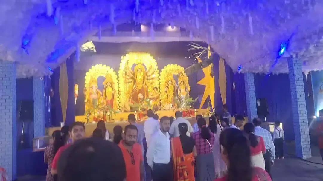 দিছপুৰ: নেপালৰ ভয়াৱহ দুৰ্যোগ উপস্থাপন কৰি ভয়াৱহ পৰিৱেশৰ আৰ্হিৰে নিৰ্মাণ গীতানগৰ দুৰ্গা মণ্ডপ,সপ্তমী দিনা পুৱাৰ কৰা ভক্তৰ ভীৰ