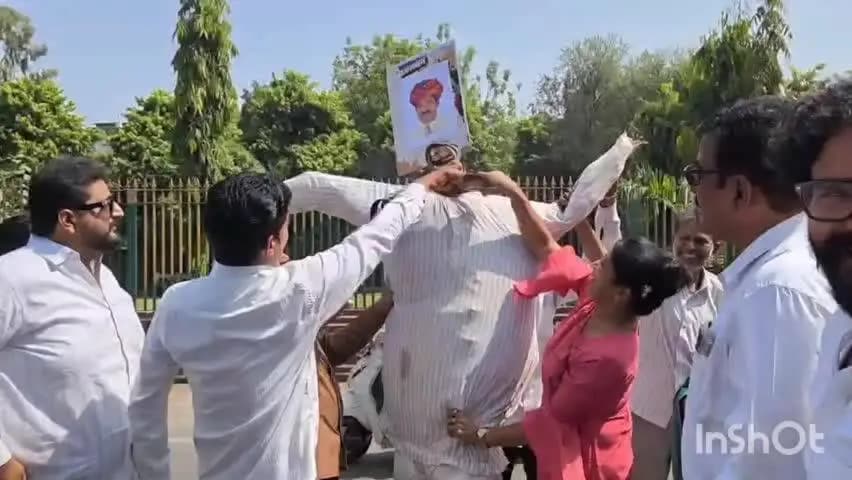 भीलवाड़ा: मदन राठौड़ के बयान पर भड़के कांग्रेसी, देहात कांग्रेस ने कलेक्ट्रेट के बाहर प्रदर्शन कर प्रदेशाध्यक्ष का फूंका पुतला