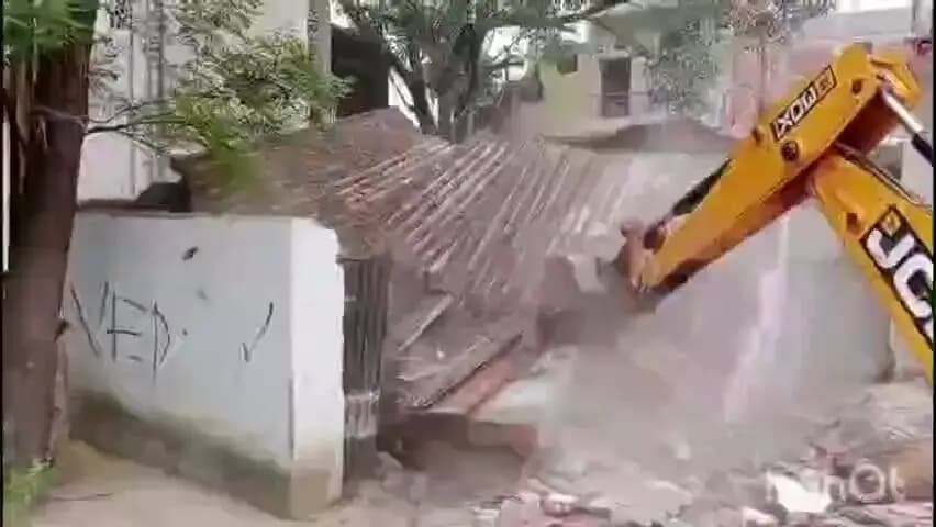दुर्ग: मॉडल टाउन में सड़क पर बने अवैध टीन शेड पर निगम की कार्रवाई, अतिक्रमण हटाया गया