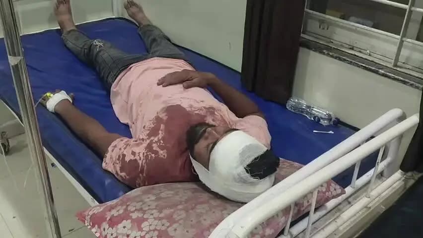महिदपुर: गुंडा टैक्स न देने पर खूनी संघर्ष, बुजुर्ग और महिला समेत तीन घायल मैं यहाँ का दादा हूँ, किले में आना है तो 500 रुपये देन