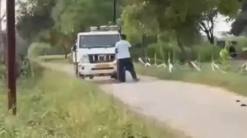 बुलंदशहर: कलयुगी बेटे ने बाप को सड़क पर पटक-पटक कर बुरी तरह धुना, पुलिस ने मौके पर पहुंचकर बेटे को हिरासत में लिया, वीडियो वायरल