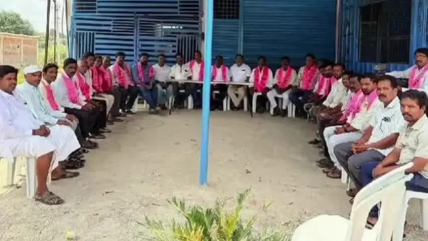మాచారెడ్డి: కరెంట్ కోతలతో ఎండుతున్న పంటలు విద్యుత్ సమస్యను పరిష్కరించడంలో ప్రభుత్వం విఫలం మాచారెడ్డిలో బీఆర్ఎస్ ఆరోపణ