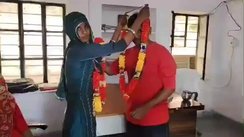 राजगढ़: बिखरते रिश्तों पर खाकी का मरहम, राजगढ़ पुलिस ने बिखरते परिवार को फिर से जोड़ा, पति-पत्नी को थाने में माला पहनाकर विदाई दी