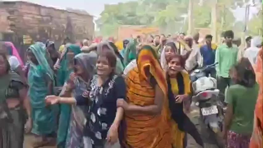 पटियाली: सड़क दुर्घटना में मृतक पांचों शव दहेली बुजुर्ग गांव पहुंचे, अमापुर विधायक के साथ हजारों की संख्या में लोग मौजूद