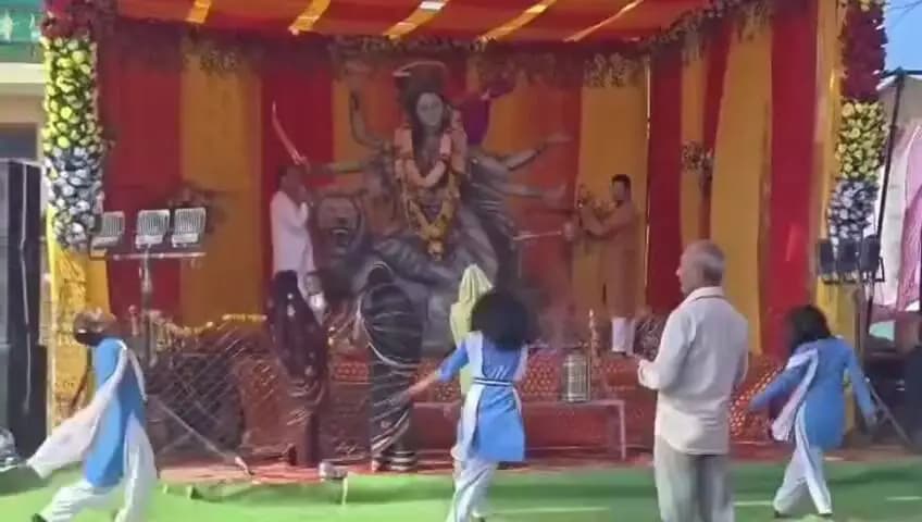 निवास: ग्राम् पिपरिया मे माता जी की आरती में आस्था भरा नजारा, आरती में स्कूली बच्चियों पर आया माता का भार