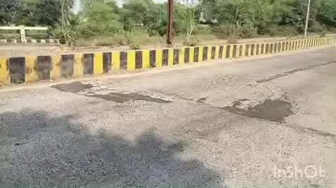 अनूपपुर: कलेक्ट्रेट रोड पर निकला सरिया, हादसे का खतरा; जिला मुख्यालय में जिम्मेदारों की अनदेखी