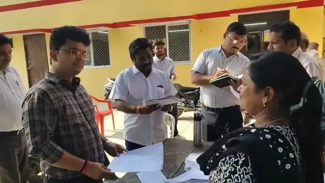 चंदौसी: चंदौसी में मतदाता पुनरीक्षण के विशेष अभियान के तहत एसडीएम आशुतोष तिवारी ने 417 बूथों में से कुछ का किया निरीक्षण