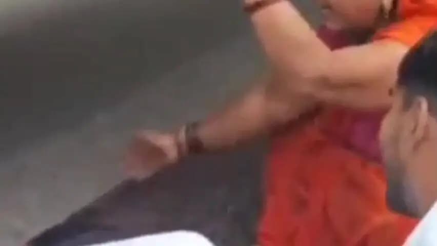 कानपुर: पनकी में कंटेनर ने मां-बेटी को कुचला, पत्नी और 8 माह की बेटी की मौत, पति गंभीर रूप से घायल, परिजनों ने लगाया जाम
