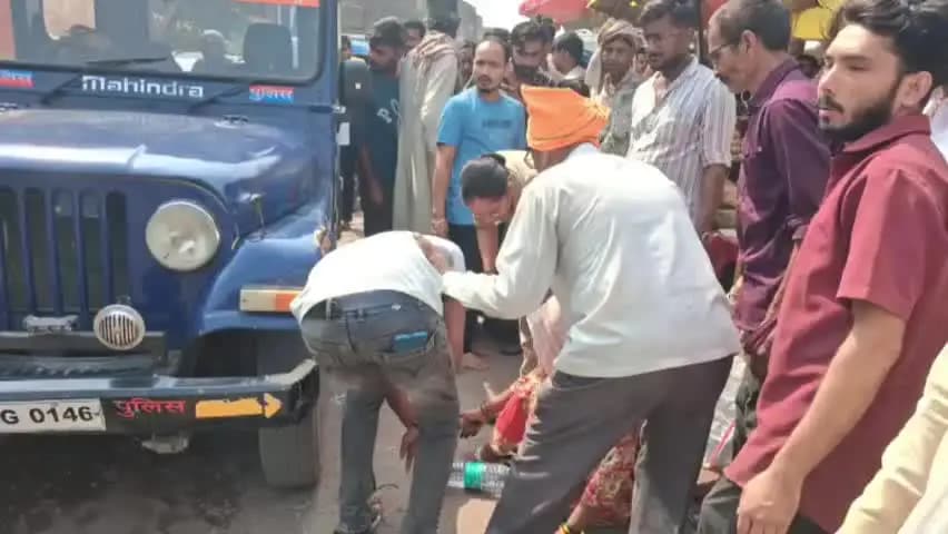 हमीरपुर: सुमेरपुर में गड्ढों से बचने में महिला के पैर पर चढ़ी थाने की जीप, बैक करने पर दोबारा चढ़ा पहिया, घायल महिला को पुलिस ने