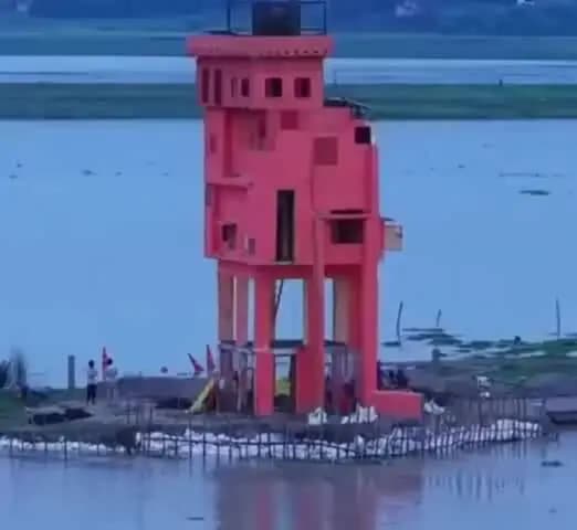 सदर: झुंसी क्षेत्र में गंगा नदी की बीच धारा में बना बजरंग दास का आश्रम शुक्रवार देर रात अचानक ढहा, दो घायल और एक लापता