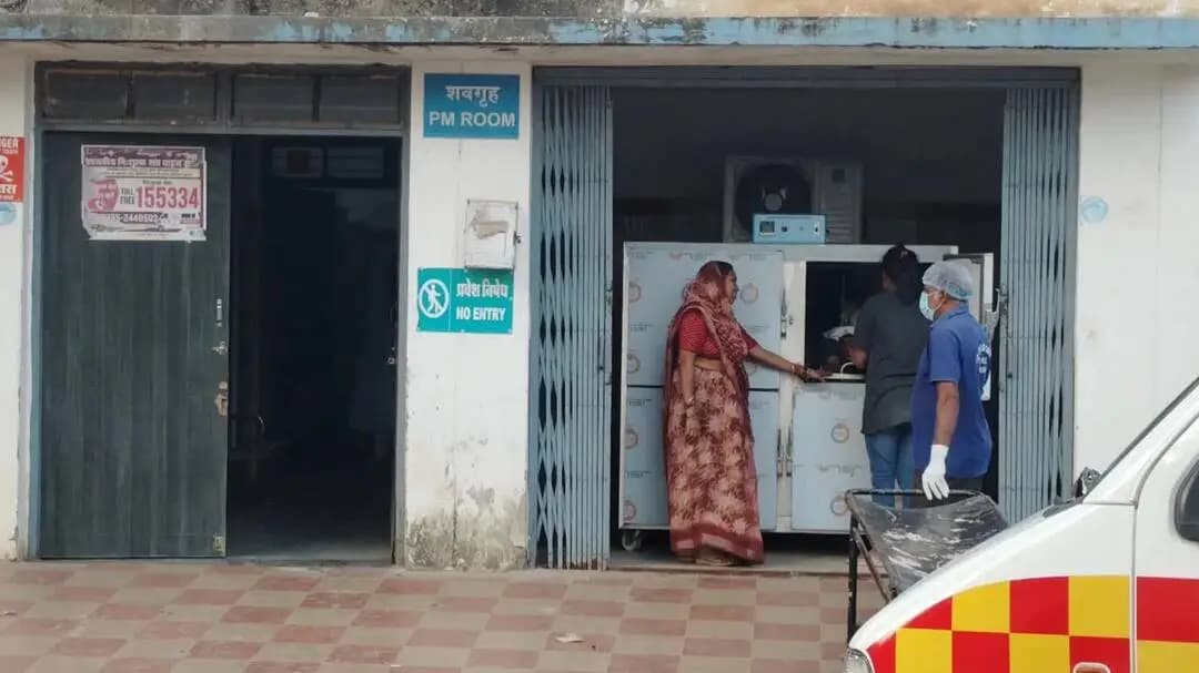 कटनी नगर: कनक पैलेस के कमरा नंबर 7 में मिला बैंक कर्मचारी का शव, परिजनों ने जताई हत्या की आशंका