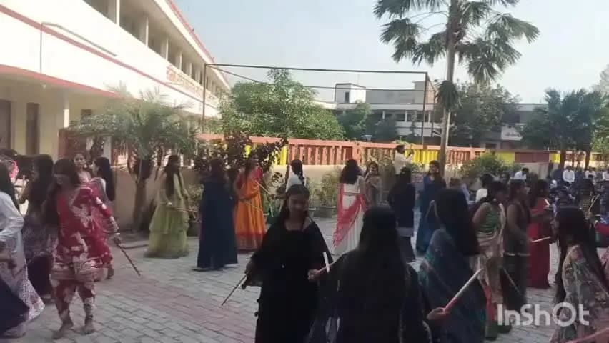 महाराजगंज: घुघली में गरबा-डांडिया की धूम, छात्राओं की प्रस्तुति ने मन मोह लिया