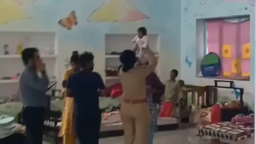 बागपत: सरूरपुर कलां के अनाथ आश्रम में बच्चों और महिलाओं से मिले सीओ व एसडीएम, जानी उनकी समस्याएं और जरूरतें