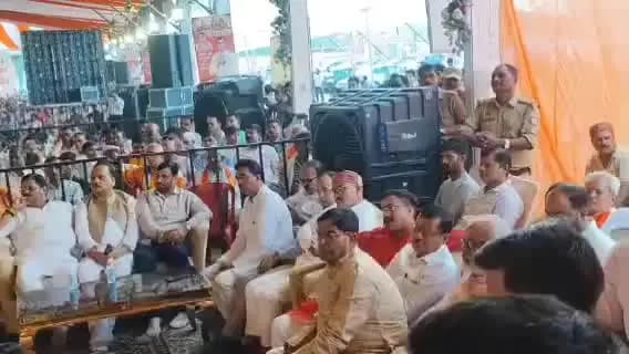 सिधौली: सिधौली में आयोजित श्री राम कथा में उमड़ी राजनीति के दिग्गजों की भीड़, जय श्री राम के लगे जयकारे