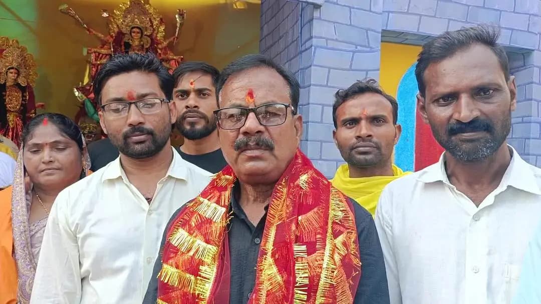 प्रतापपुर: प्रतापपुर के गुरिया में भव्य दुर्गा पूजा पंडाल का उद्घाटन, उमड़े श्रद्धालु