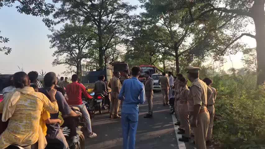 पलिया: ट्रक ने बाइक को रौंदा, नर्सिंग छात्राओं समेत तीन लोगों की हुई मौत