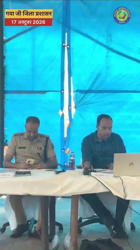 सुरक्षा, सुविधा और सद्भावना के लिए प्रशासन पूरी तरह अलर्ट!
गया जी में दुर्गा पूजा के शांतिपूर्ण एवं सौहार्दपूर्ण आयोजन को लेकर जिलाधिकारी श्री शशांक शुभांकर जी एवं वरीय पुलिस अधीक्षक ने संयुक्त ब्रीफिंग कर सुरक्षा व्यवस्था की समीक्षा की।
जिले के 664 स्थानों पर 739 पदाधिकारियों एवं पुलिस बल की प्रतिनियुक्ति की गई है। CCTV, वाच टावर, ड्रोन, बैरिकेडिंग और ड्रॉप गेट के माध्यम से भीड़ पर नजर रखी जाएगी। मूर्ति विसर्जन के दौरान विशेष सुरक्षा व्यवस्था रहेगी। डीजे पर प्रतिबंध और सोशल मीडिया पर कड़ी निगरानी के निर्देश दिए गए हैं।
जिला नियंत्रण कक्ष 24 घंटे सक्रिय रहेगा। हेल्पलाइन: 0631-2222253/59
आइए, सुरक्षित एवं सौहार्दपूर्ण दुर्गा पूजा मनाएं।
CMO Bihar Samrat Choudhary @topfans Information & Public Relations Department, Government of Bihar Home Department, Govt. of Bihar PMO India DD News Bihar GAYA Police Bihar Police
#bihar #gaya #publicpost #festival #police