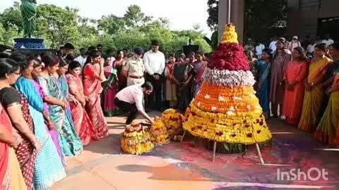 వికారాబాద్: వికారాబాద్ కలెక్టర్ కార్యాలయ ఆవరణంలో బతుకమ్మ సంబరాల్లో పాల్గొన్న కలెక్టర్ దీపక్ తివారి
