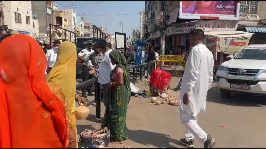 बीकानेर: फुटपाथ पर सामान बेचने वालों के समर्थन में यशपाल गहलोत आए, कोटगेट पर हुआ हंगामा