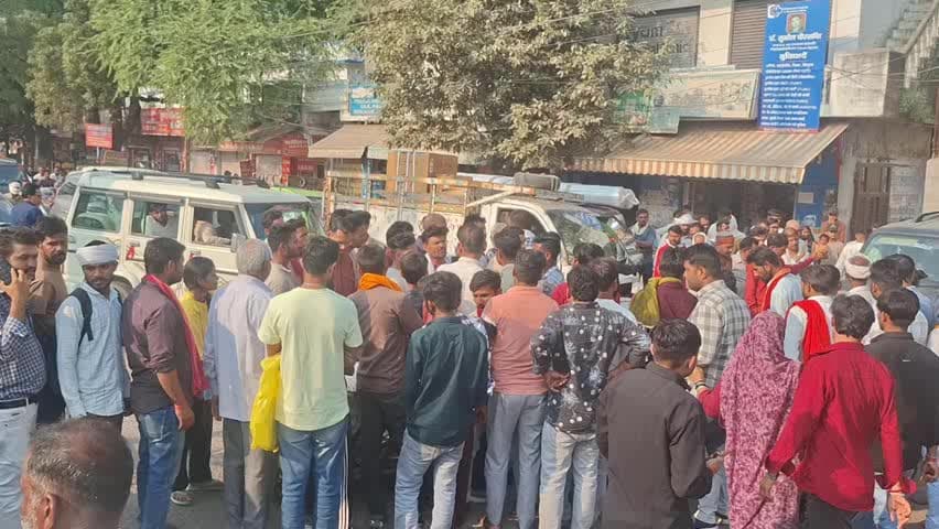 छतरपुर नगर: बीएससी छात्रा की संदिग्ध मौत पर परिजनों का हंगामा, जिला अस्पताल के सामने लगाया जाम; डॉक्टर पर लापरवाही का आरोप।