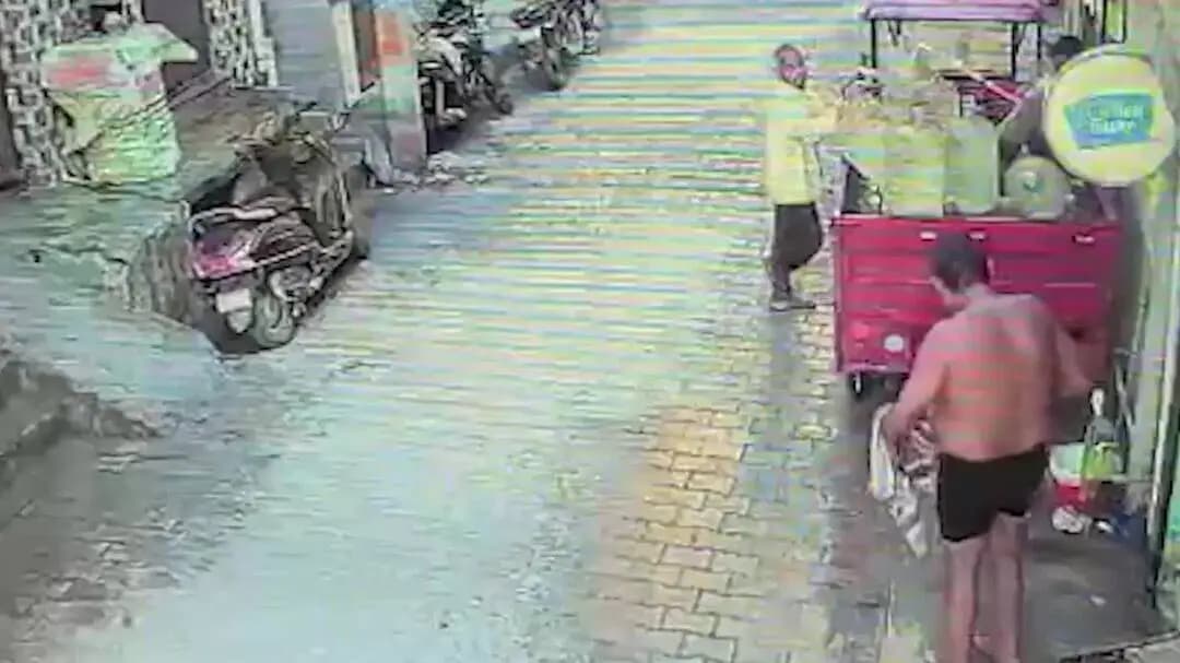 नजफगढ़: छत पर सफाई करते युवती हाईटेंशन तार से टकराई, धमाके से घरों में शॉर्ट सर्किट, CCTV में कैद