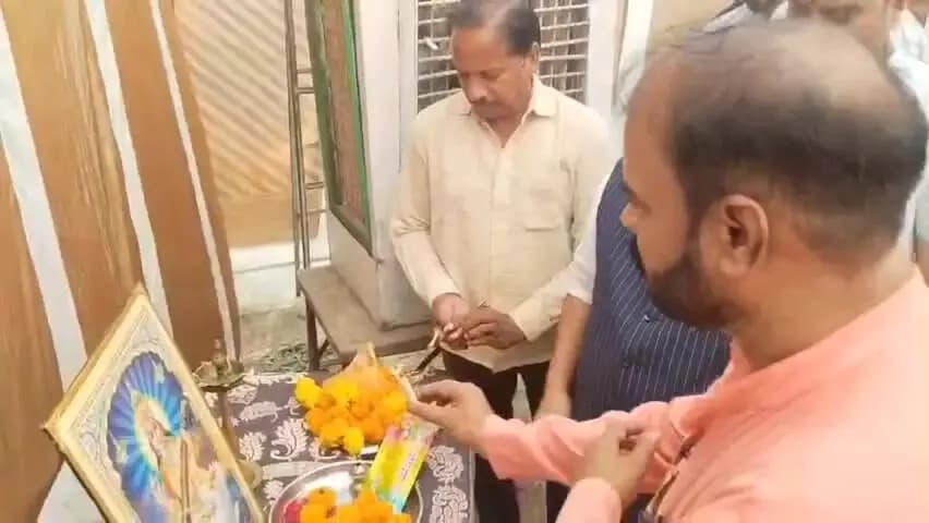 नटेरन: विधायक सूर्यप्रकाश मीणा ने किसानों को बीज मिनीकिट बांटे, नरवाई न जलाने की शपथ दिलाई