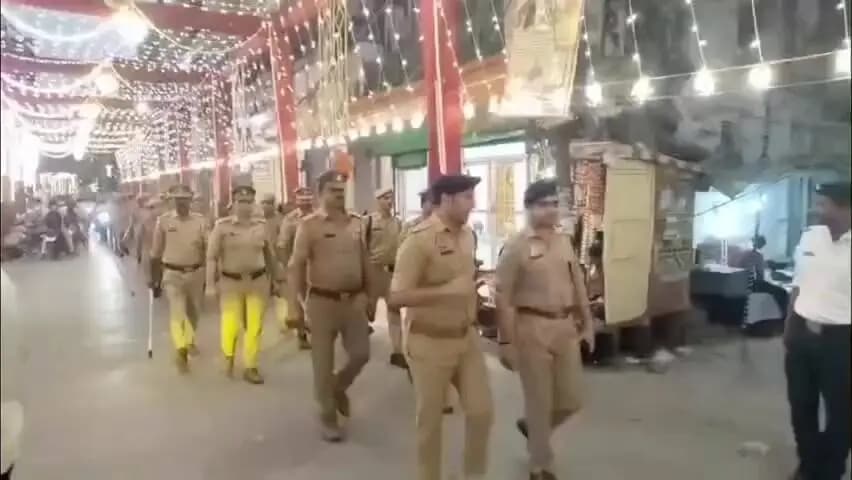 आज़मगढ़: शहर कोतवाली और सिधारी थाना क्षेत्र में पुलिस ने पैदल मार्च कर पूजा पंडाल सहित लोगों से जन संवाद कर सुरक्षा का भरोसा दिया