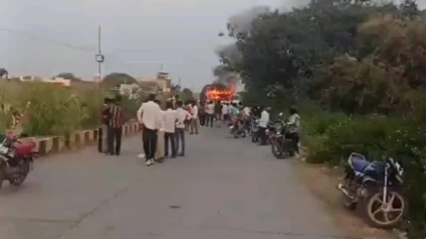 पचपहाड़: दुधाखेड़ी माताजी मंदिर के पास ट्रक ने बच्ची को कुचला, हुई मौत, पुलिस के सामने भीड़ ने ट्रक को लगाई आग