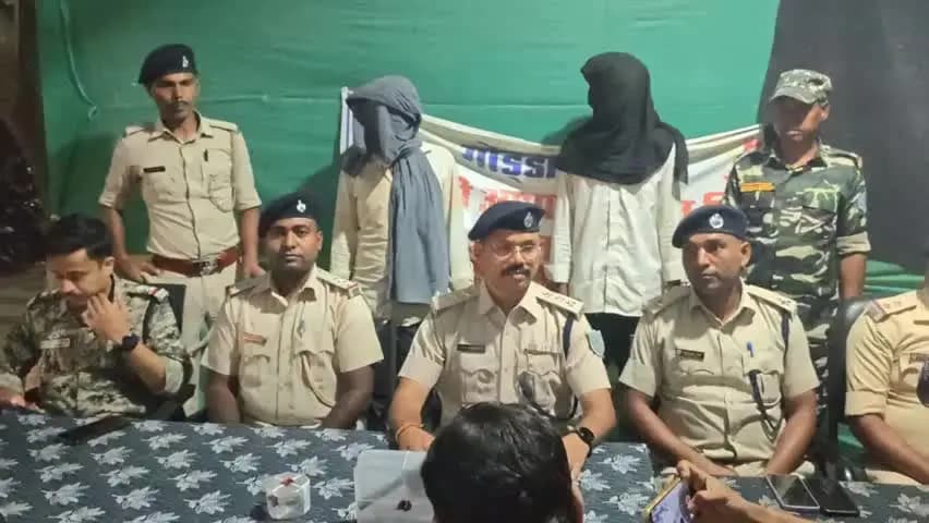 पोड़ैयाहाट: चतरा में 24 घंटे में हुई गोलीबारी का पुलिस ने किया उद्भेदन, आरोपी पिता-पुत्र गिरफ्तार, कट्टा-कारतूस बरामद