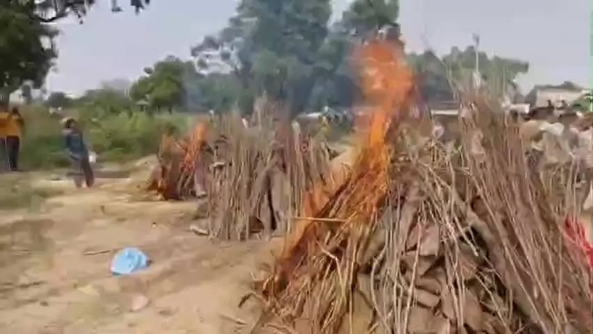 सहावर: कासगंज के दहेली बुजुर्ग गांव में 5 मृतकों का एक साथ अंतिम संस्कार, उमड़ा जनसैलाब