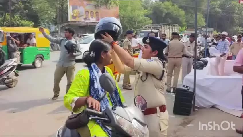 अटेर: लहर चुंगी पर यातायात पुलिस ने जागरूकता कार्यक्रम आयोजित कर वाहन चालकों को निशुल्क हेलमेट बांटे