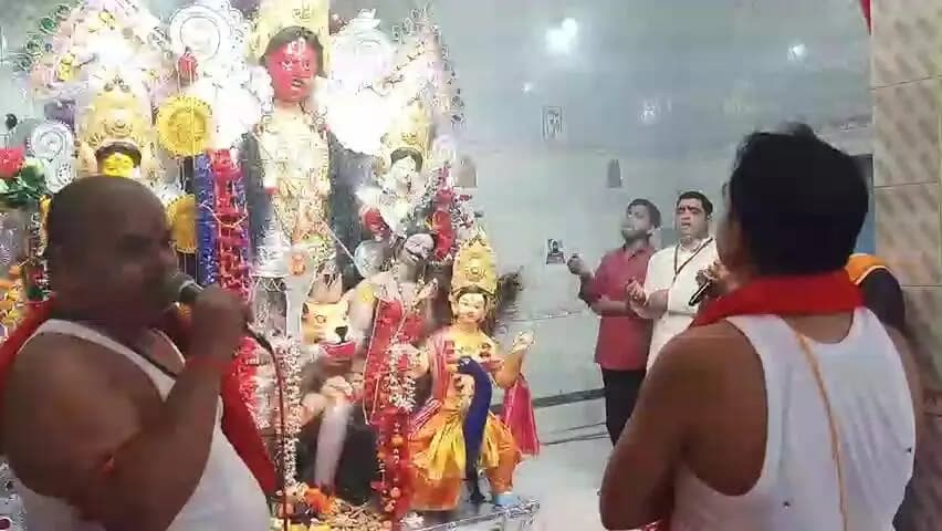 शेखपुरा: शेखपुरा में मां दुर्गा के पट खुलते ही उमड़े श्रद्धालु, जयकारों से गूंजे पूजा पंडाल