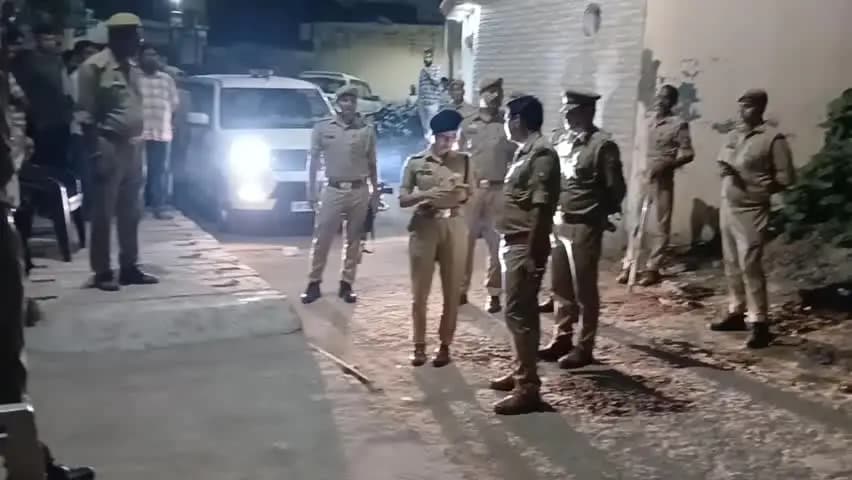 आंवला: आंवला में पुरानी रंजिश के चलते दो पक्षों में फायरिंग, सड़क पर गुजर रहे 65 साल के बुजुर्ग को लगी गोली, मौत; आरोपी फरार