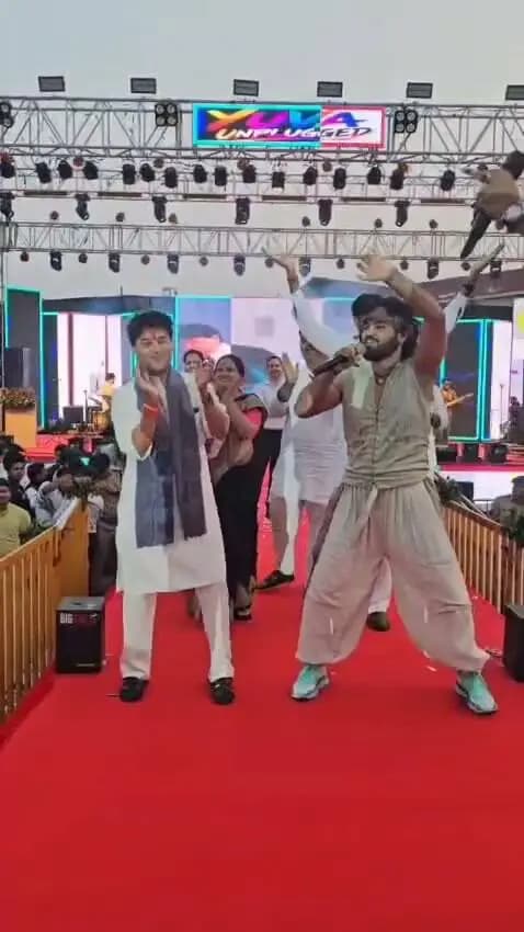 युवा संवाद में छाए केंद्रीय मंत्री ज्योतिरादित्य सिंधिया, युवाओं से किया सीधा संवाद
- युवा संवाद में दिखा जबरदस्त उत्साह
- यूथ आइकन के रूप में युवाओं के बीच खास पहचान रखने वाले सिंधिया ने किया सीधा संवाद।
- युवाओं के सवालों, विचारों और सपनों से जुड़े।
- उनके उत्साह और ऊर्जा को सराहा।
- बैंड की शानदार प्रस्तुति ने बांधा समां।
- मंत्रमुग्ध होकर लिया संगीत का आनंद।
- संवाद, संगीत और जोश के संग युवा शक्ति, नए विचारों और नए भारत के संकल्प की दिखी झलक।
शनिवार का दिन अशोकनगर के युवाओं के लिए खास रहा।
केंद्रीय मंत्री ज्योतिरादित्य सिंधिया युवा संवाद कार्यक्रम में युवाओं से सीधा संवाद किए। वे इस कार्यक्रम के आकर्षण के केंद्र रहे।
अपने सहज और आत्मीय अंदाज में उन्होंने युवाओं से सीधा संवाद किया और उनके विचारों, सपनों तथा आकांक्षाओं को करीब से जाना। युवाओं के बीच देश मे यूथ आइकन के रूप में विशेष पहचान रखने वाले सिंधिया की मौजूदगी ने कार्यक्रम में उत्साह और ऊर्जा का संचार किया।
कार्यक्रम के दौरान युवाओं ने पूरे जोश और उमंग के साथ सहभागिता की। वहीं, बैंड की शानदार प्रस्तुति ने समां बांध दिया। सिंधिया भी संगीत की इस प्रस्तुति से मंत्रमुग्ध नजर आए और उन्होंने कलाकारों के उत्साहवर्धन के साथ कार्यक्रम का आनंद लिया।
युवा संवाद का माहौल युवाओं की ऊर्जा, रचनात्मकता और नए विचारों से सराबोर रहा। युवाओं के साथ सिंधिया का यह संवाद उनके प्रति आत्मीय जुड़ाव और उनकी प्रतिभा, सोच एवं आकांक्षाओं को महत्व देने का एक जीवंत उदाहरण बना। कार्यक्रम में आते ही वे रैंप पर चले। सभी ने उनका उत्साह से स्वागत किया।
#ashoknagar