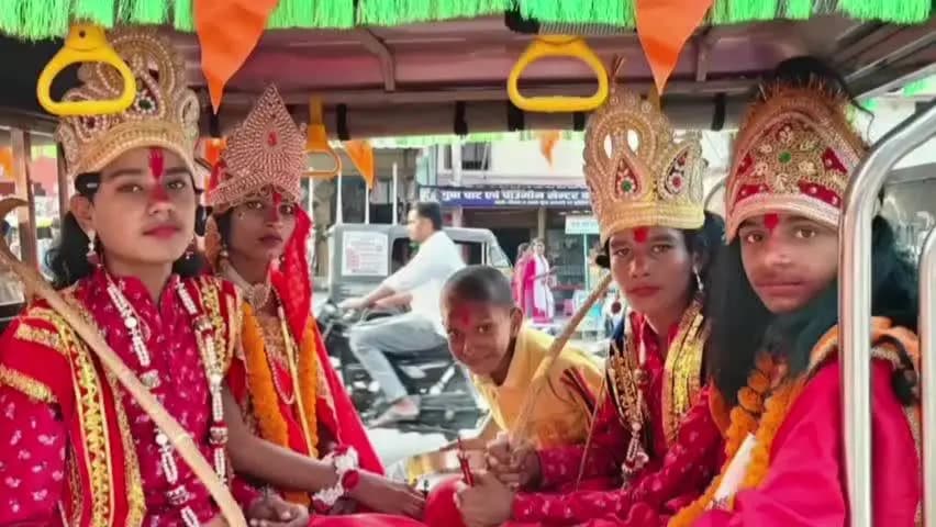 लालगंज: गंभीरपुर बाजार में ऐतिहासिक रामलीला का शुभारंभ, श्रद्धालुओं ने मनमोहक झांकी निकालकर क्षेत्र को भक्तिमय बनाया