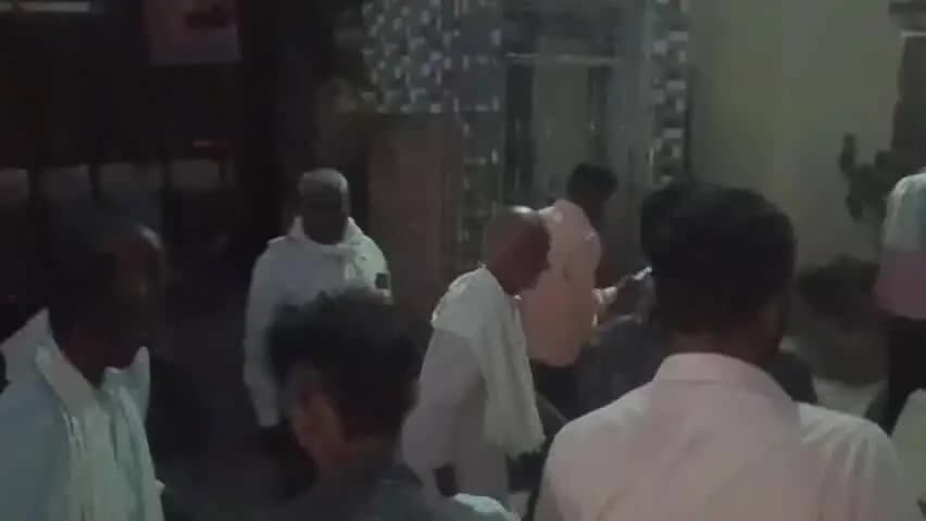 सगड़ी: रौनापार आ रहे आरोपी की संदिग्ध परिस्थितियों में मौत, शव लेकर थाने पहुंचे परिजन, पुलिस मामले की जांच में जुटी